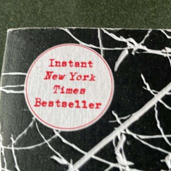 In a dark dark wood, Ruth ware,New York times bestseller - Picture 4 of 7